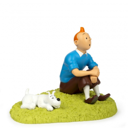 Figurine Tintin assis dans l'herbe - Tintinimaginatio